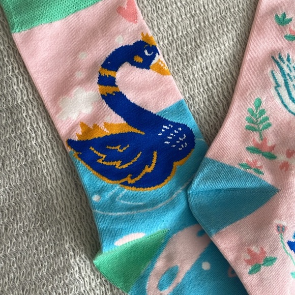 🆕 Women Swan Theme Crew Socks - Picture 5 of 6